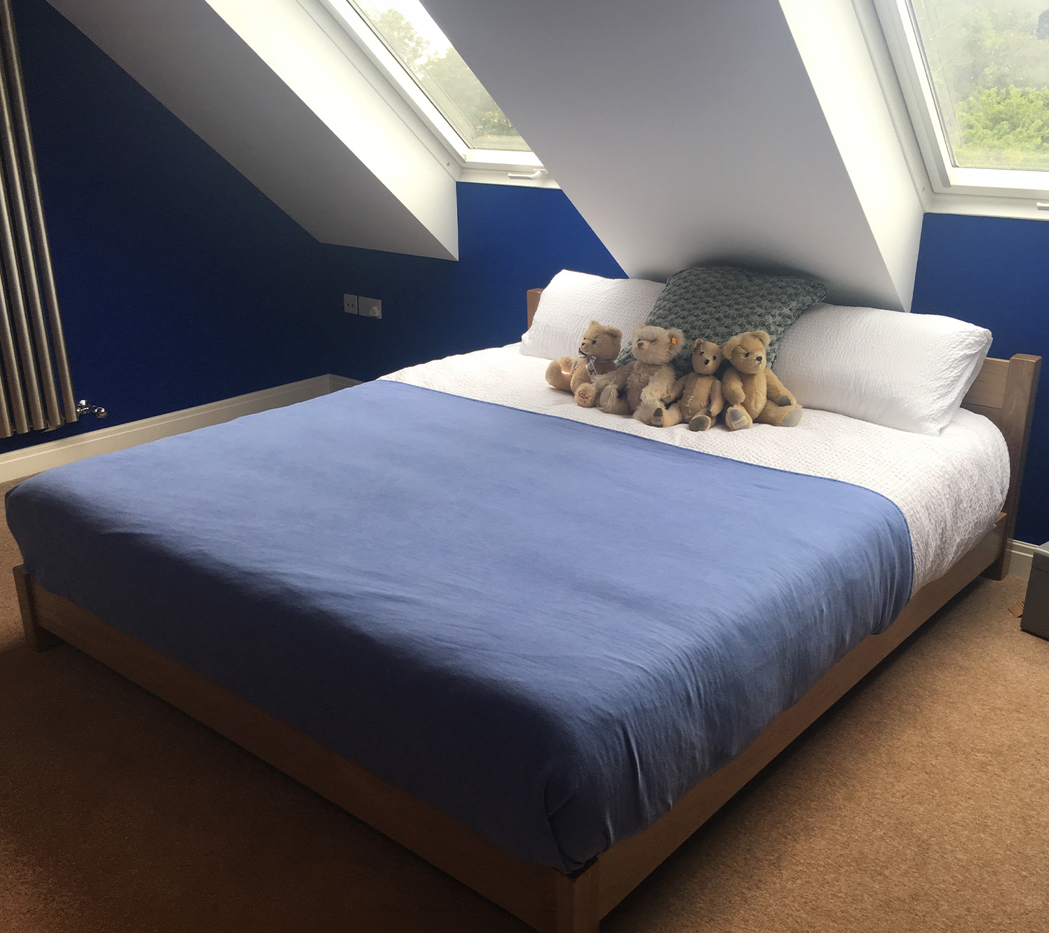 Blau-graue Schlafzimmer-Deko unter Berücksichtigung der Architektur