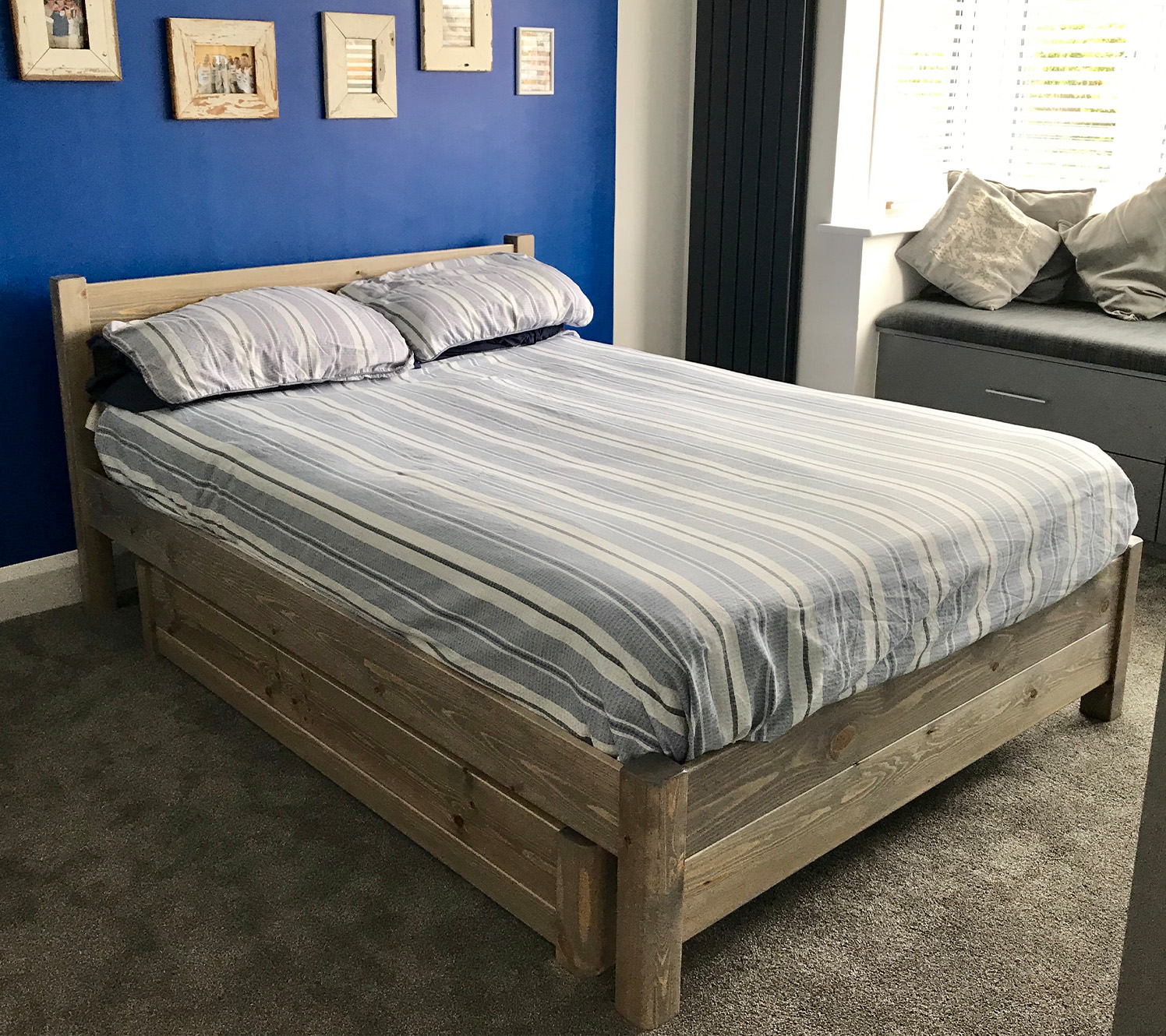 Stauraum im grau-blauen Schlafzimmer
