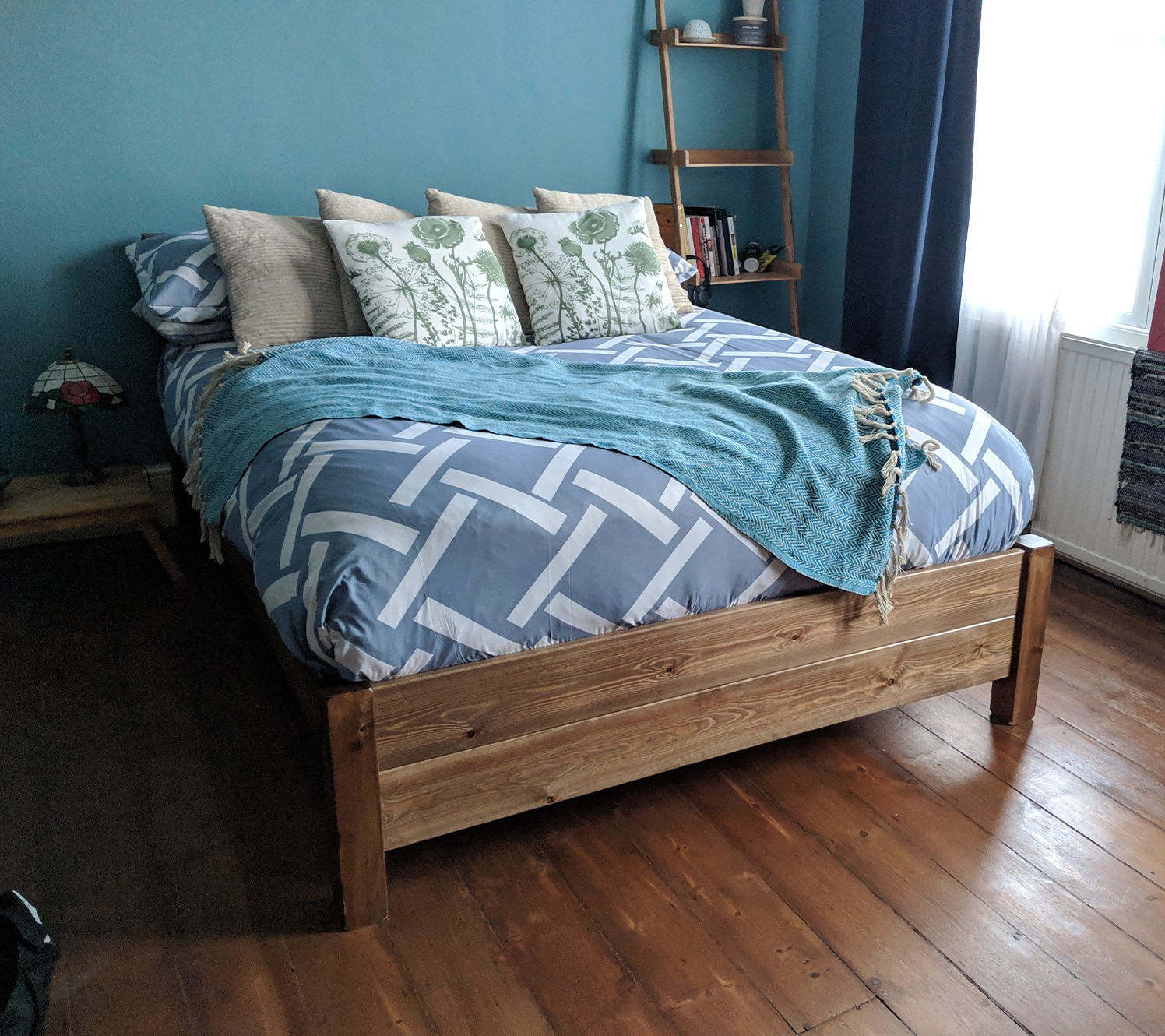 Grau-blaue Schlafzimmer-Ideen mit geschichteten Texturen