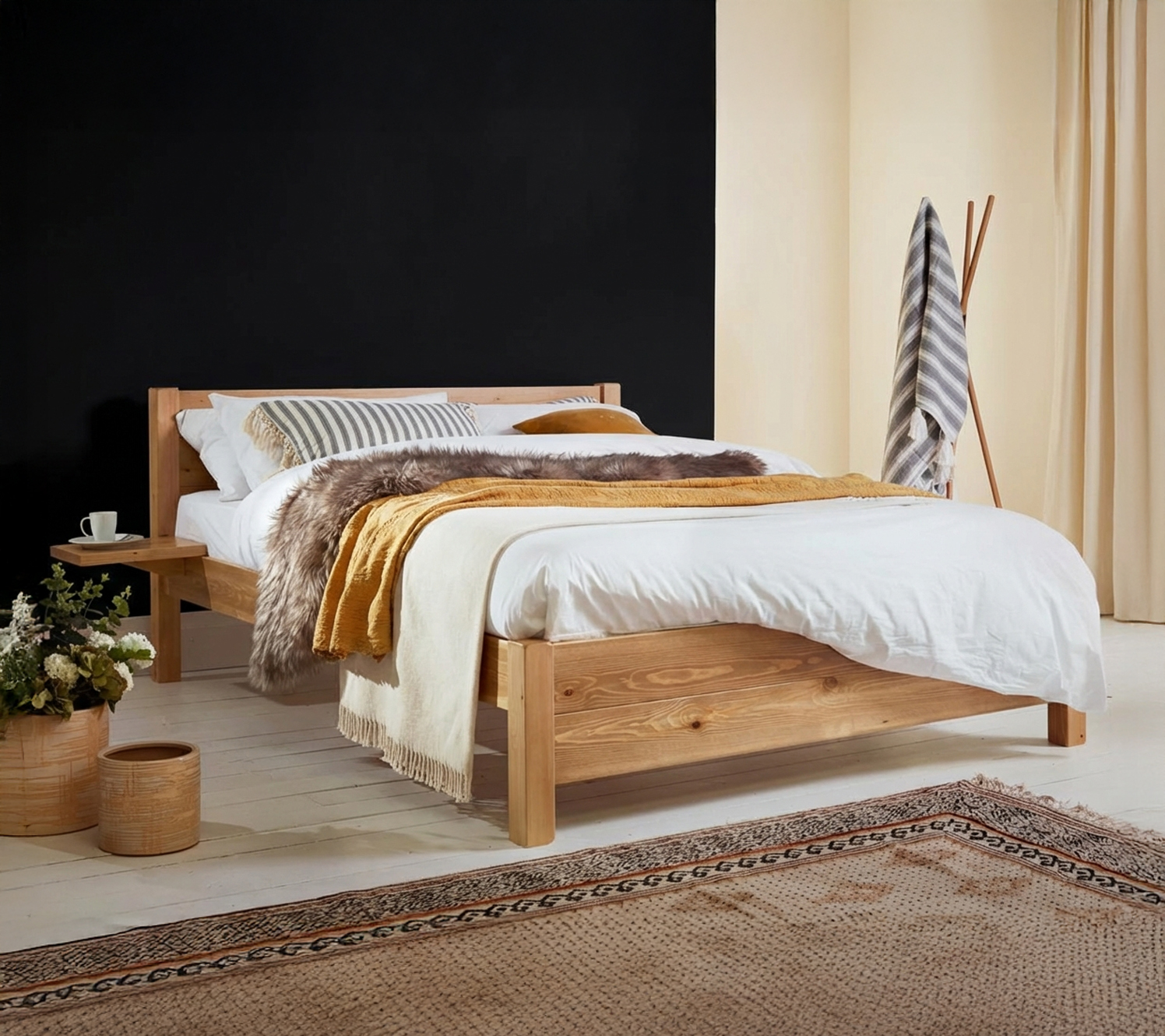 Schwarze Akzentwand in einem Schlafzimmer in Schwarz und Creme