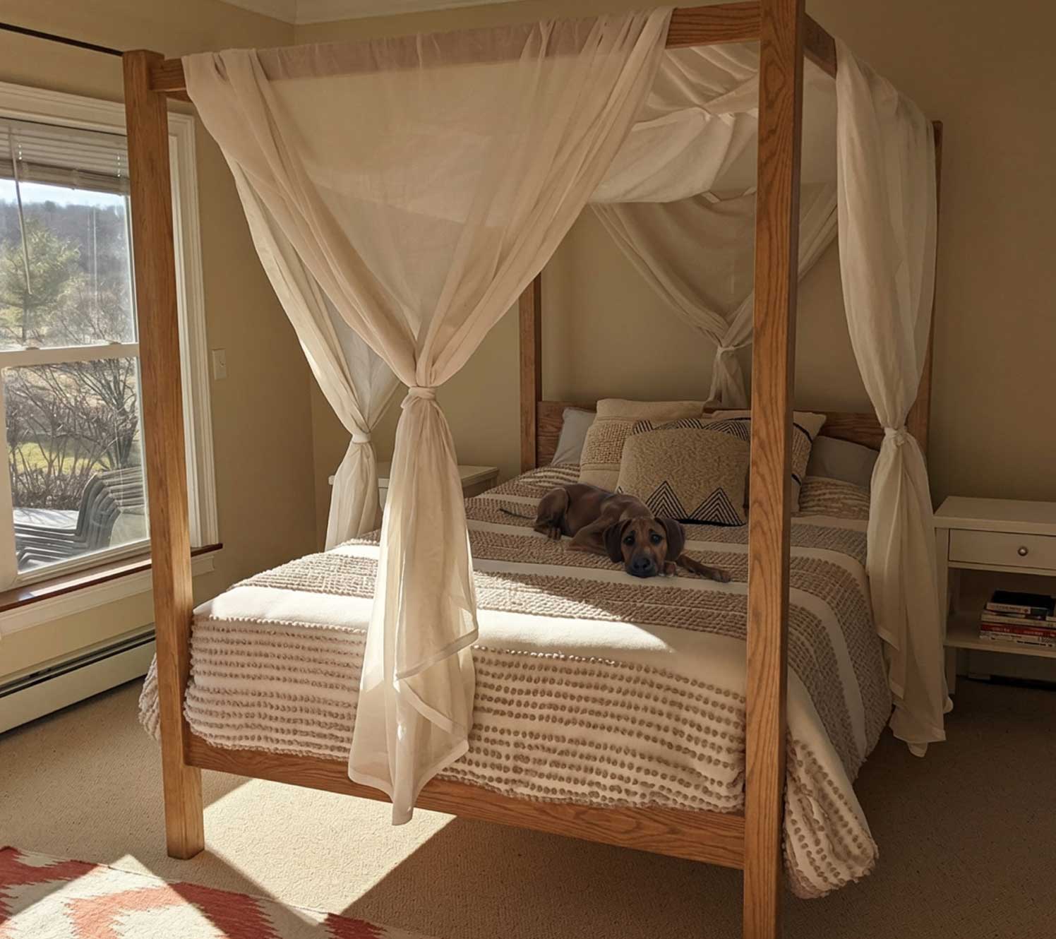 Integration von Naturholz in Designideen für Schwarz und Creme.