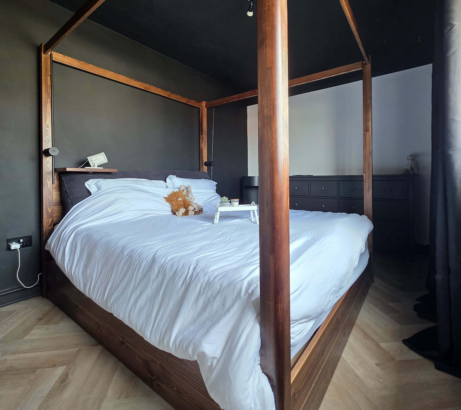 Dunkler Bodenbelag in Konzepten für ein schlafzimmer schwarz gold