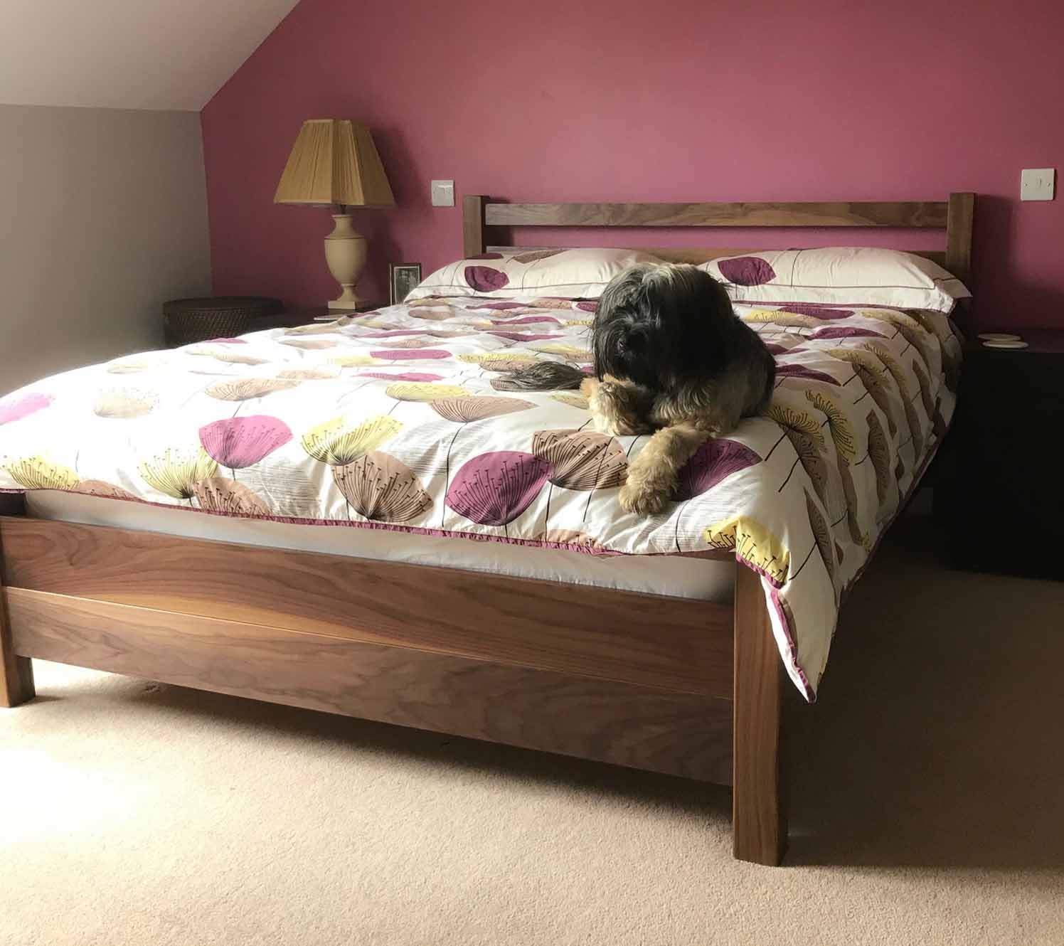 Akzentwand-Ideen für rosa Schlafzimmer