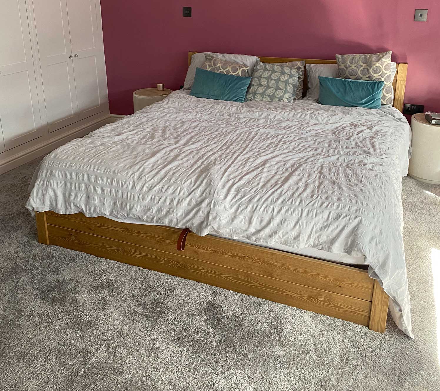 Erwachsenes rosa Schlafzimmer-Dekor mit Holzbettrahmen