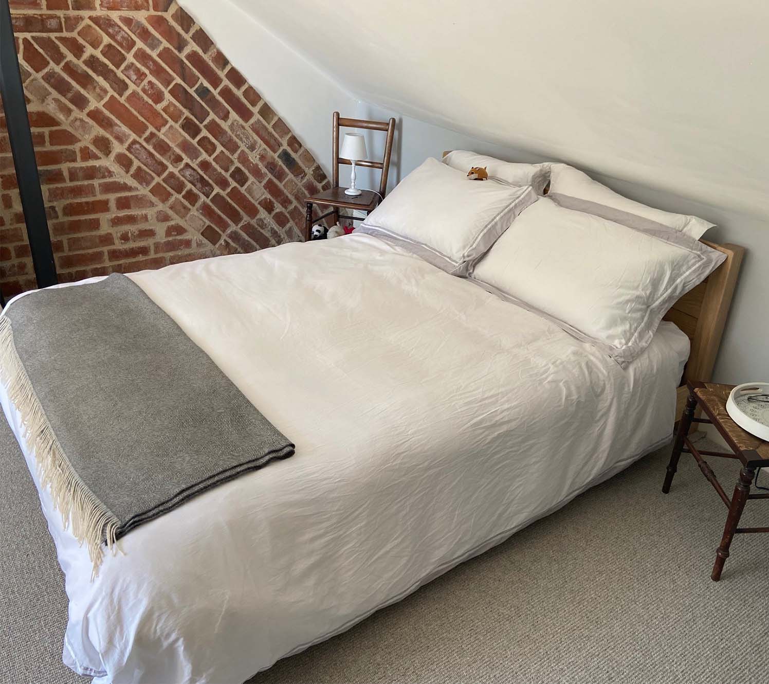Design-Ideen für kleine Schlafzimmer: Stoffe als visueller Puffer