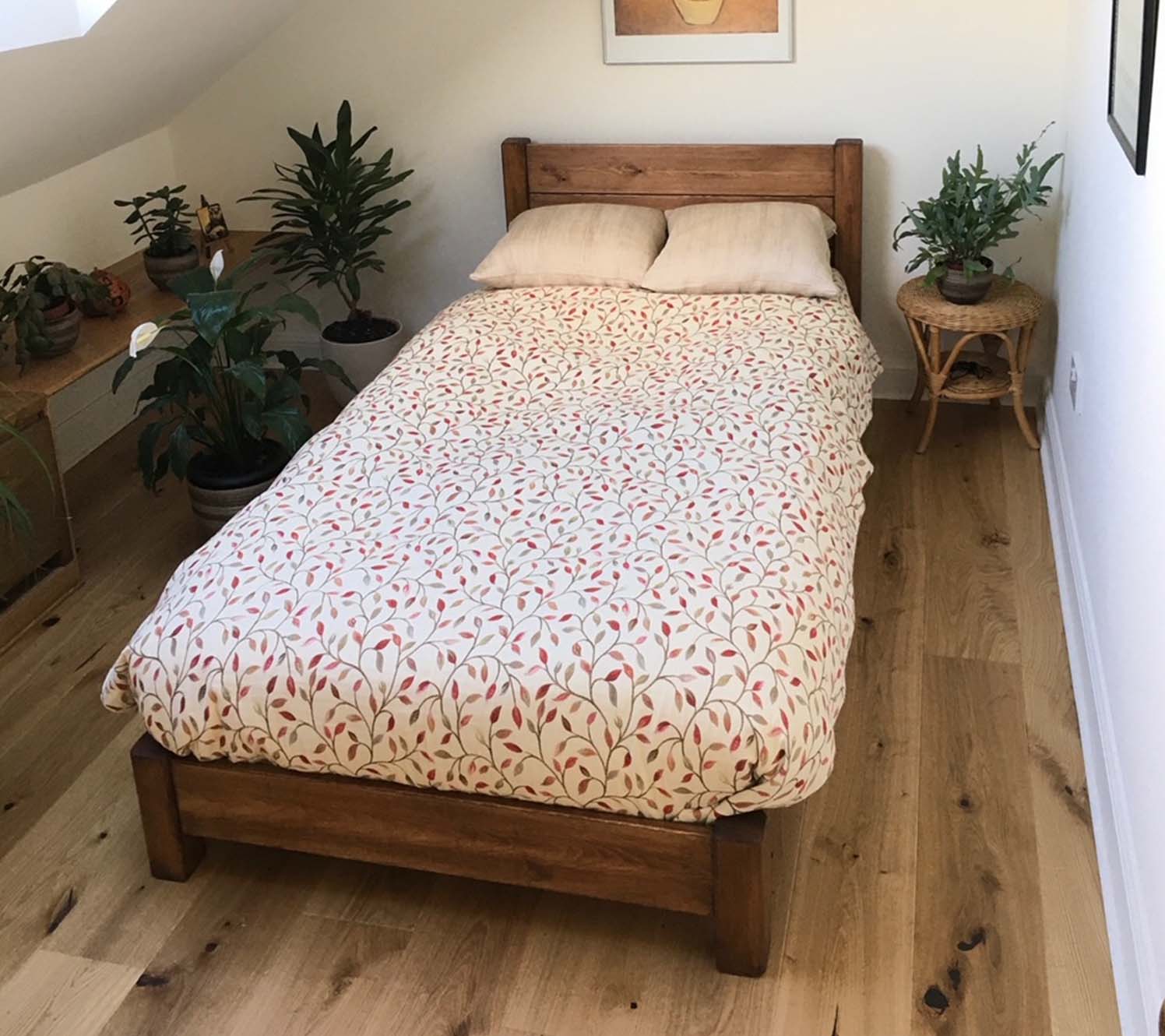 Bett-Design für kleine Schlafzimmer: Natürliche Struktur ohne optische Schwere