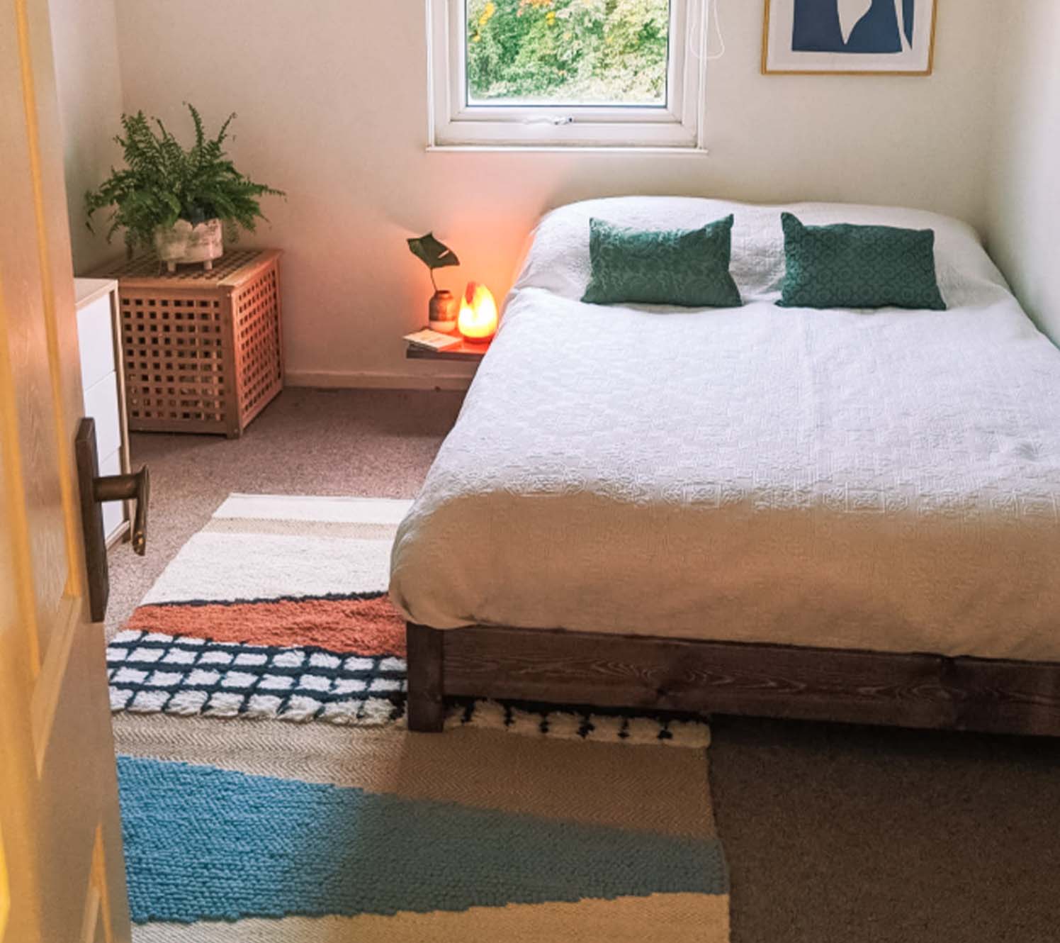 kleines schlafzimmer einrichten – Lassen Sie das Bett die Hauptarbeit leisten