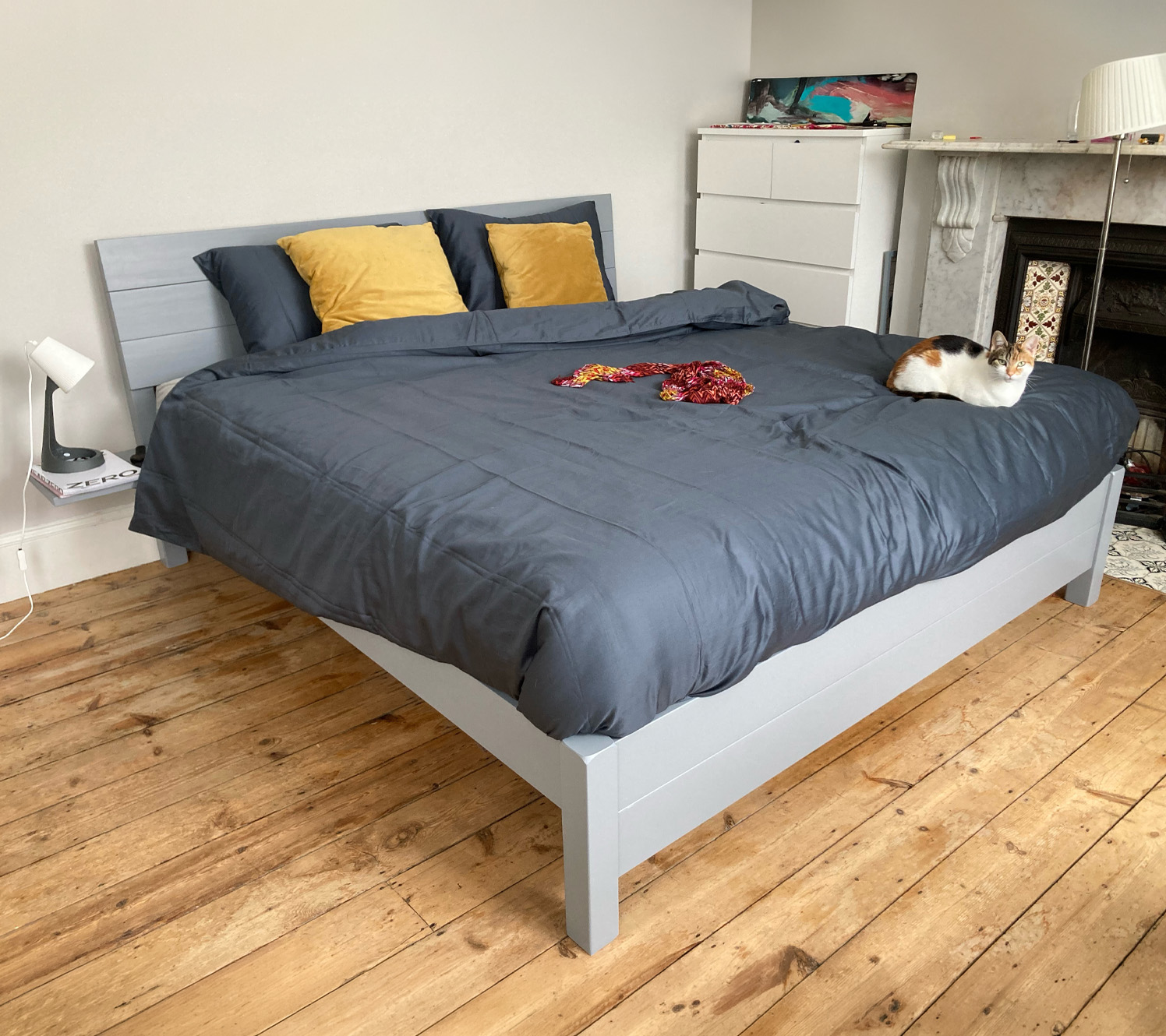 Schlafzimmer Designideen weißer Boden Kontrast