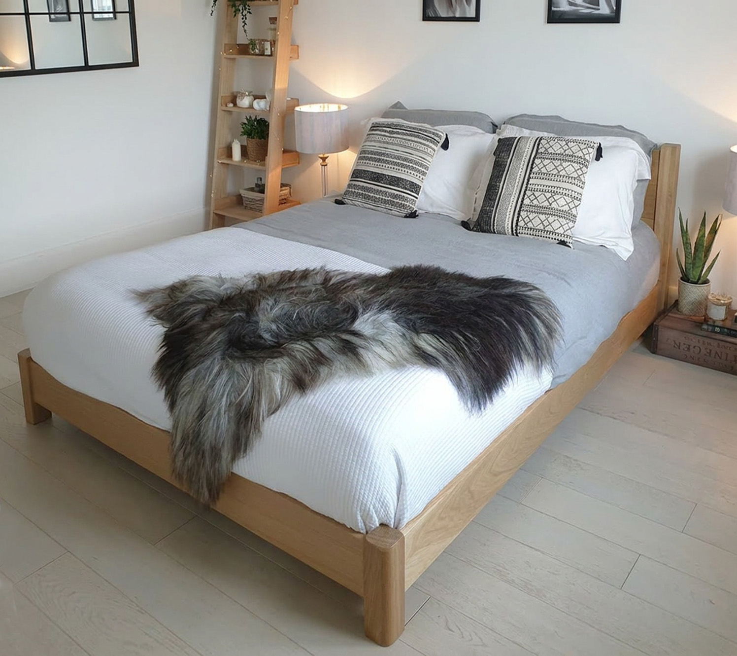 Schlafzimmer weiß Deko strukturierte Schichten
