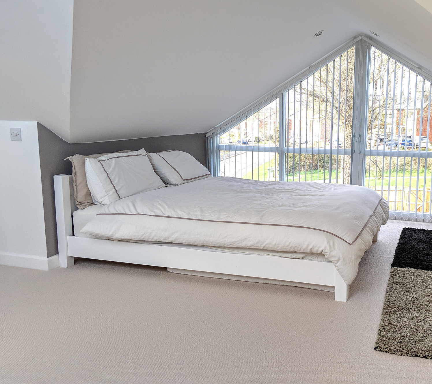 Schlafzimmer weiß auf weiß dezenter Kontrast
